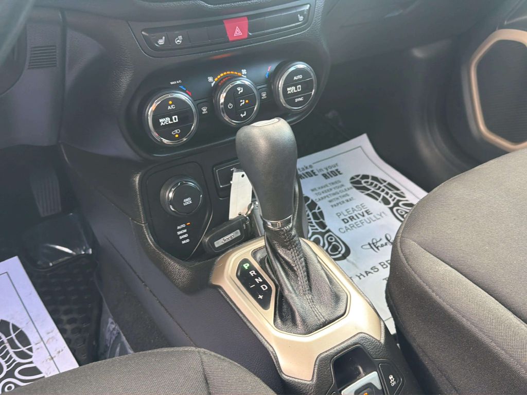 Photo 18 of this JEEP RENEGADE