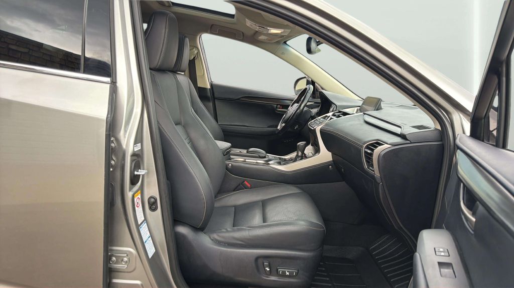 Photo 13 of this LEXUS NX 200T