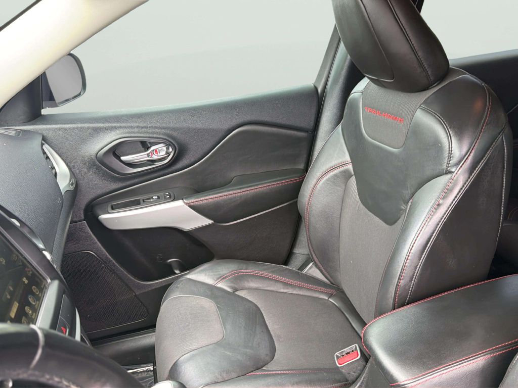 Photo 14 of this JEEP CHEROKEE