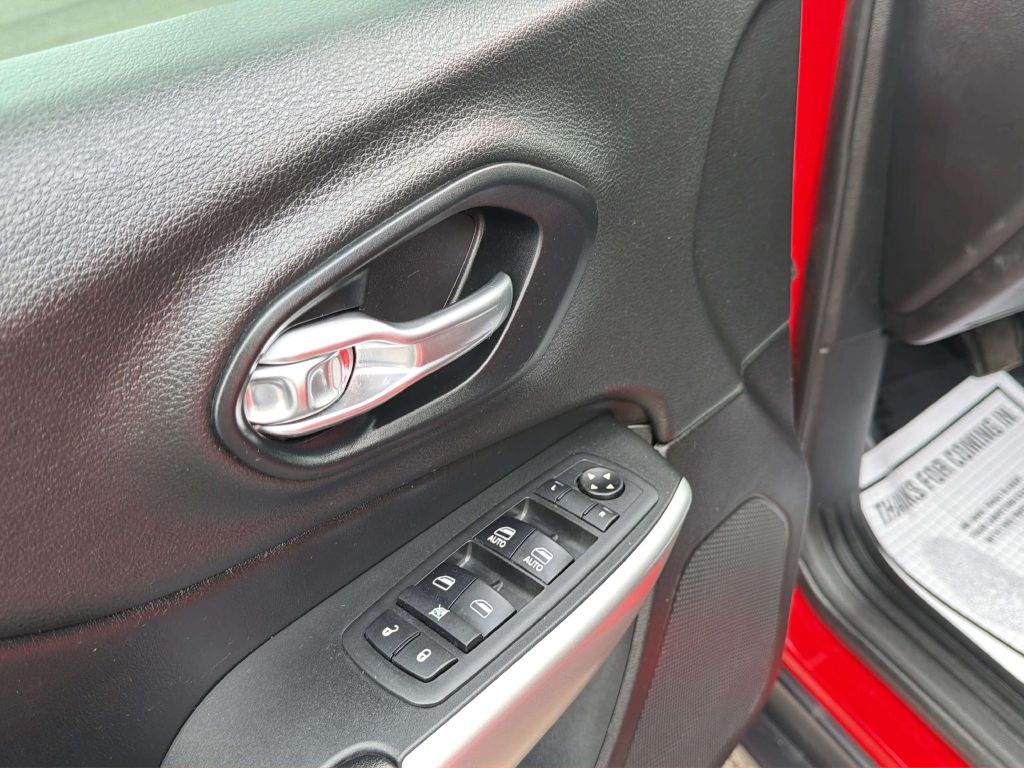 Photo 16 of this JEEP CHEROKEE