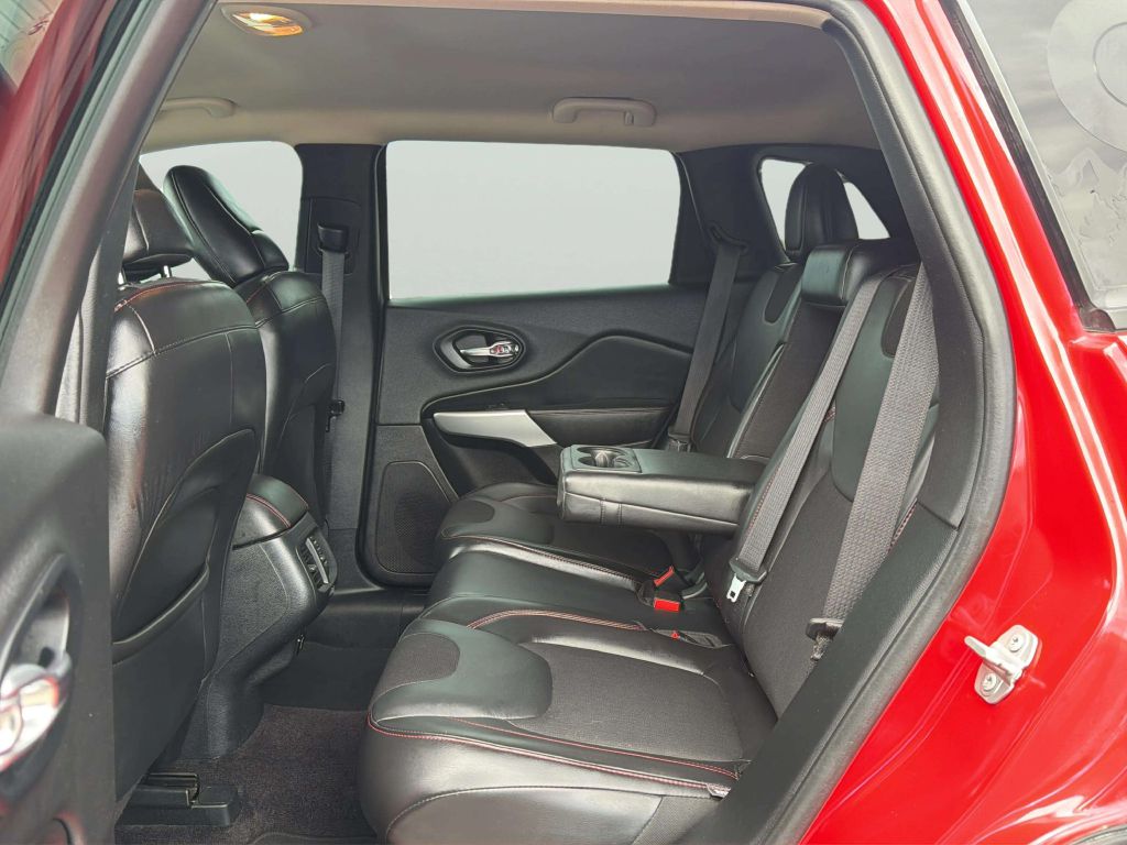 Photo 17 of this JEEP CHEROKEE
