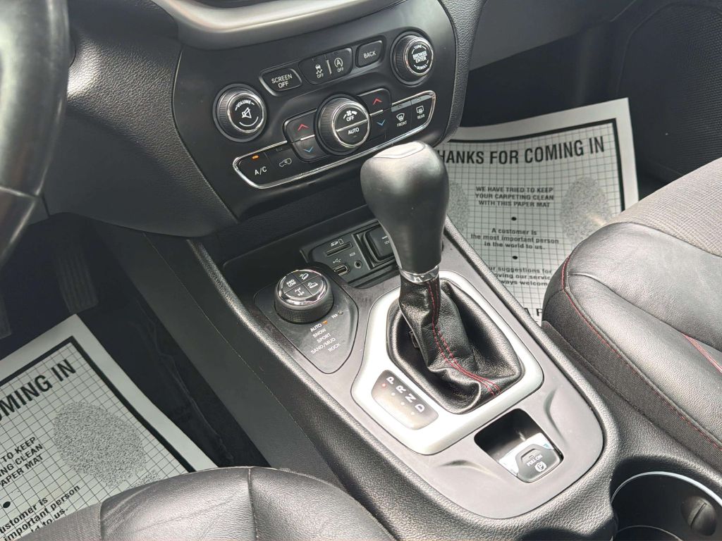 Photo 21 of this JEEP CHEROKEE