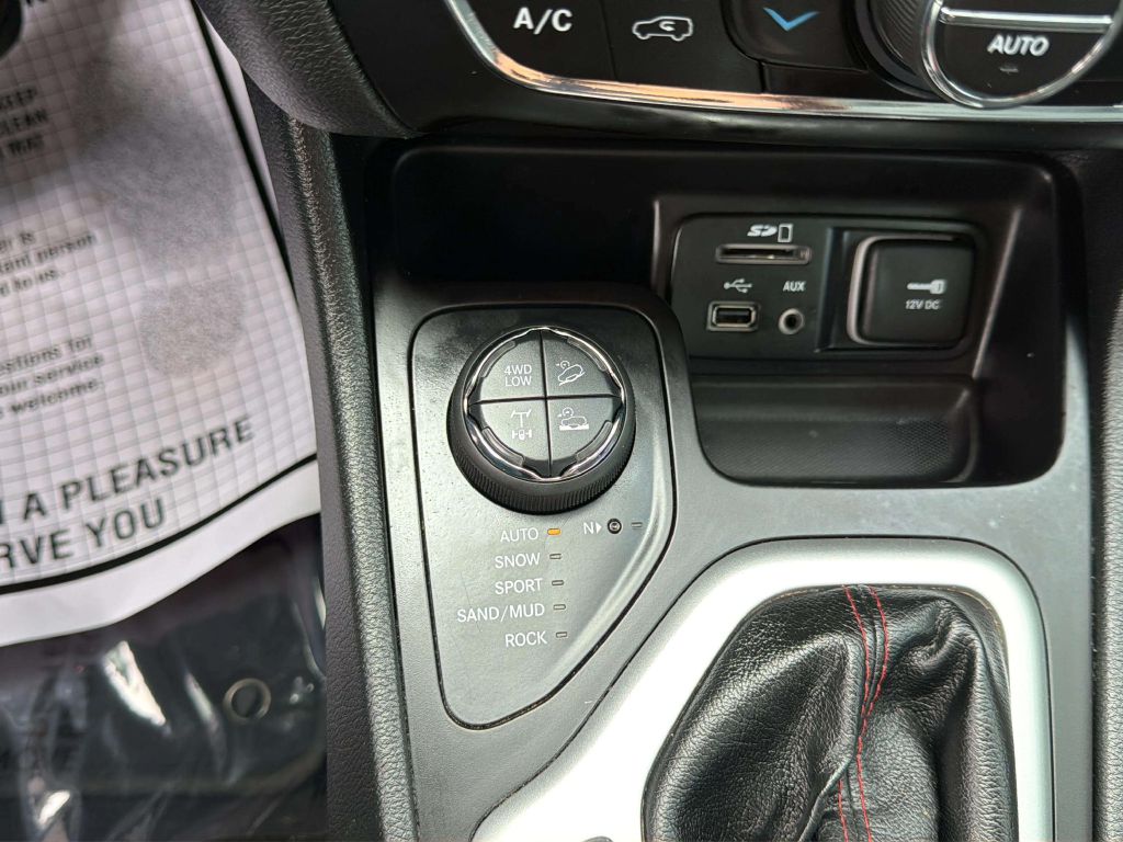 Photo 27 of this JEEP CHEROKEE
