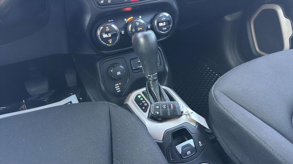 Photo 25 of this JEEP RENEGADE