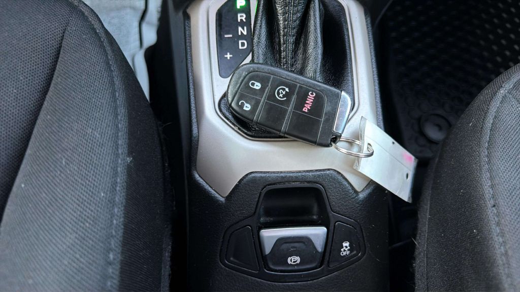 Photo 26 of this JEEP RENEGADE