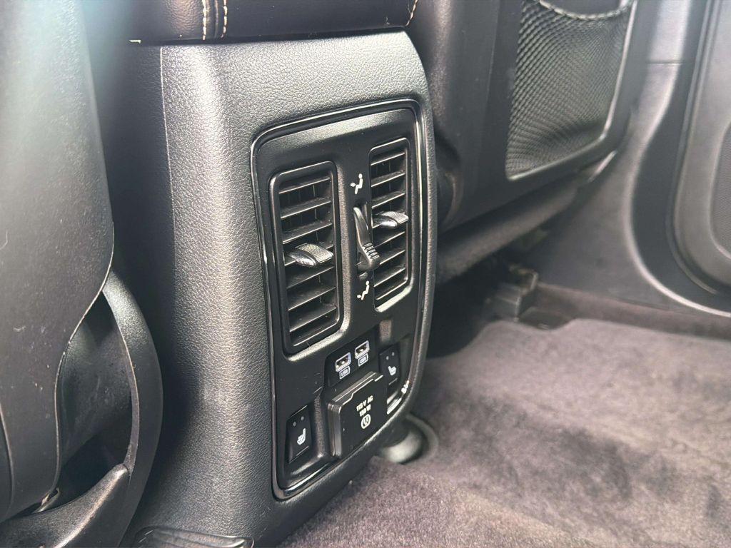 Photo 17 of this JEEP GRAND CHEROKEE