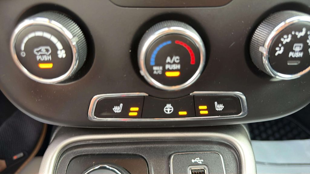 Photo 27 of this JEEP COMPASS