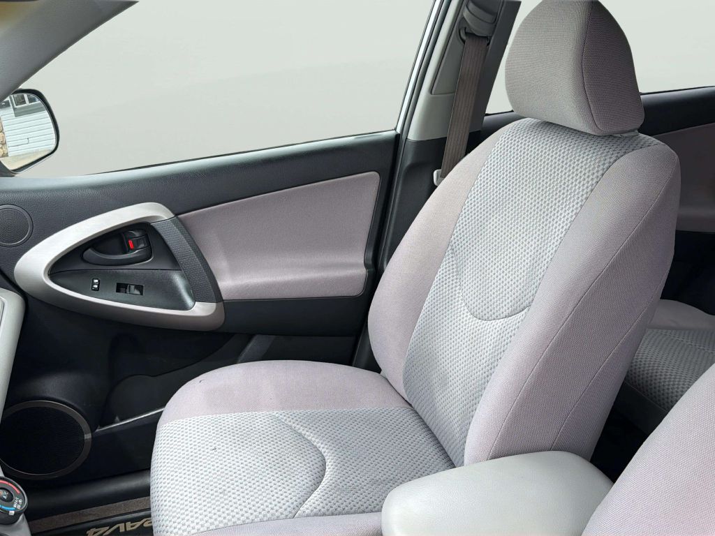 Photo 13 of this TOYOTA RAV4