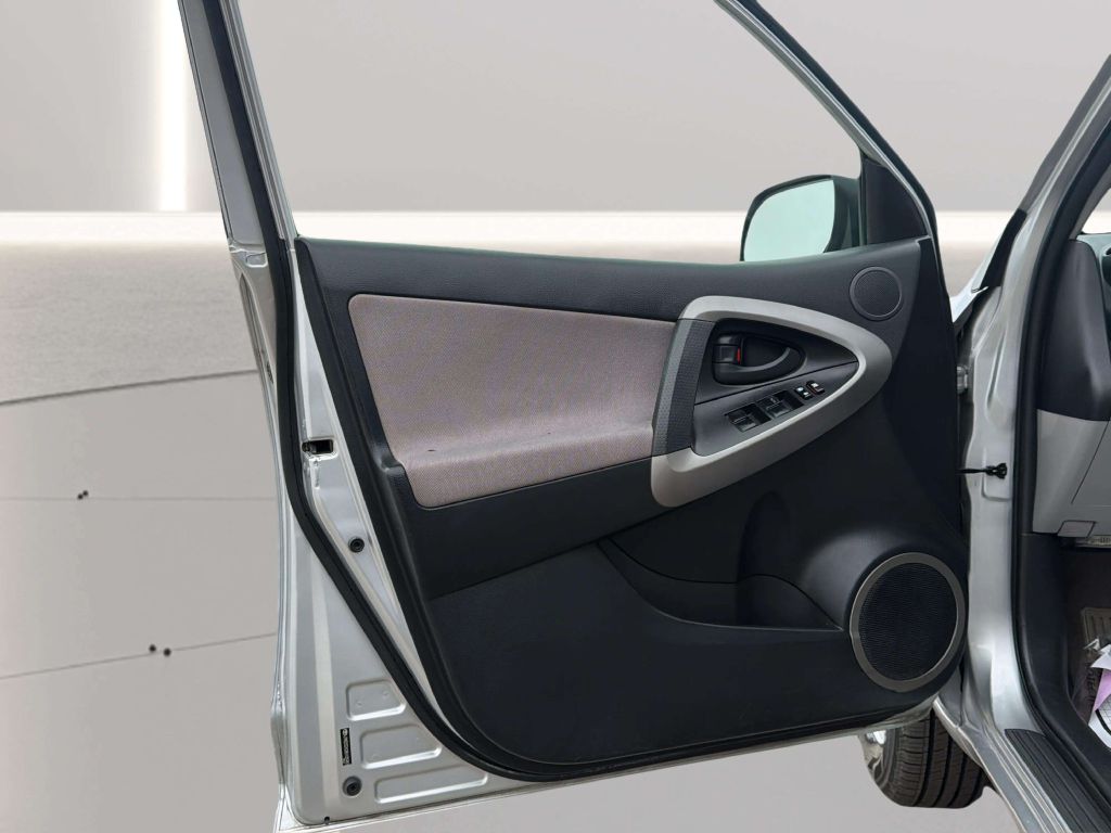 Photo 14 of this TOYOTA RAV4