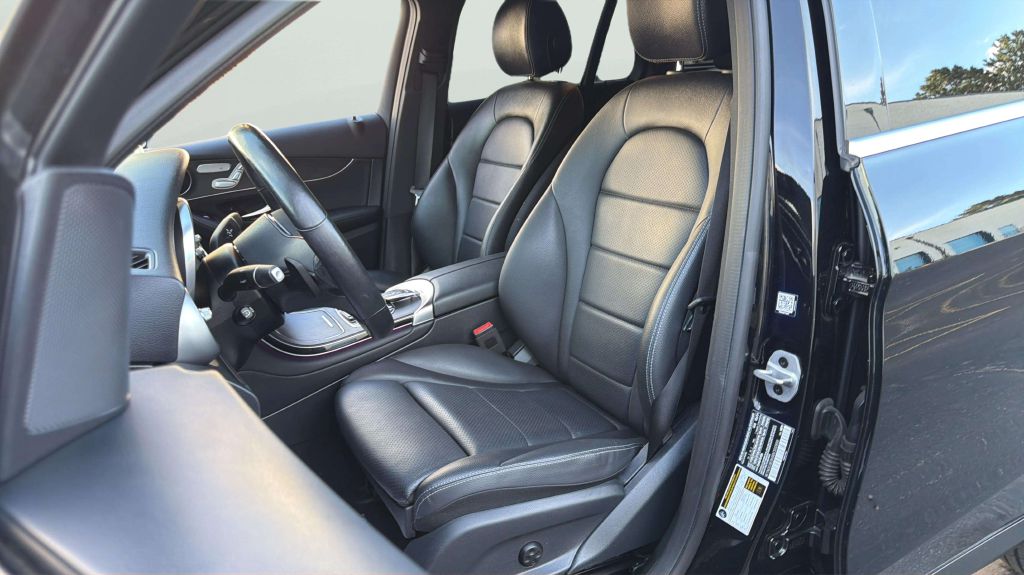 Photo 13 of this MERCEDES-BENZ GLC