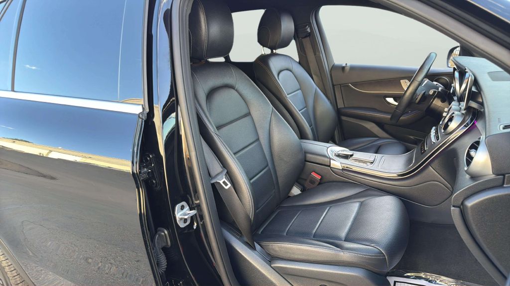 Photo 15 of this MERCEDES-BENZ GLC
