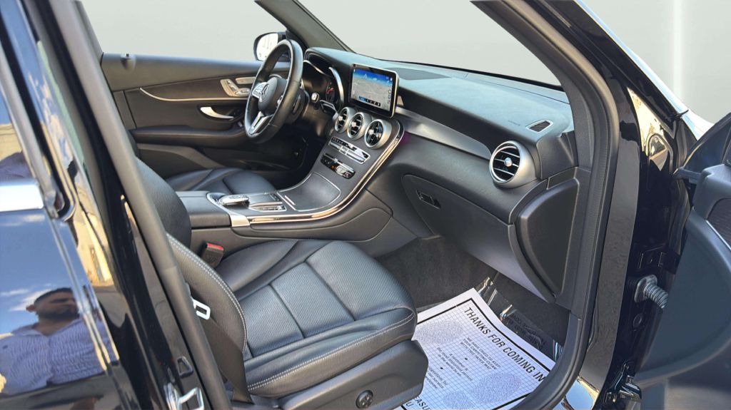 Photo 16 of this MERCEDES-BENZ GLC