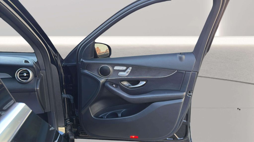 Photo 17 of this MERCEDES-BENZ GLC