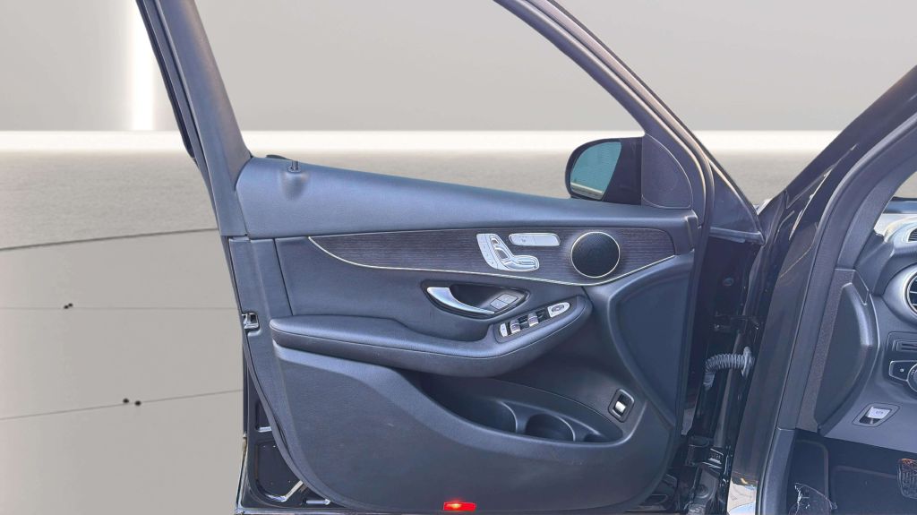 Photo 20 of this MERCEDES-BENZ GLC
