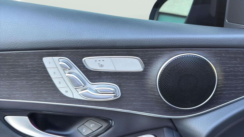 Photo 21 of this MERCEDES-BENZ GLC