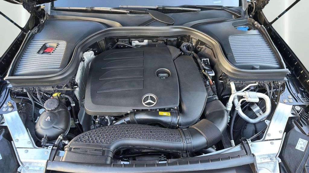 Photo 32 of this MERCEDES-BENZ GLC