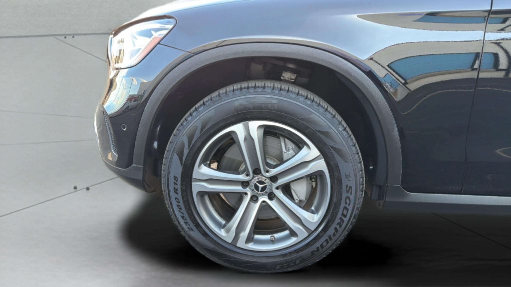 Photo 34 of this MERCEDES-BENZ GLC