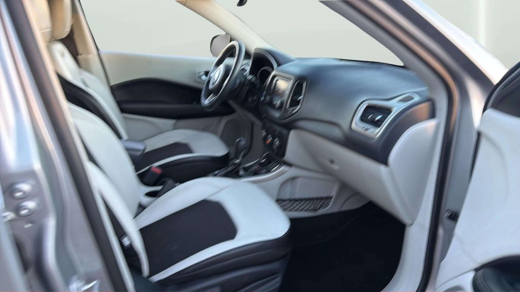 Photo 15 of this JEEP COMPASS