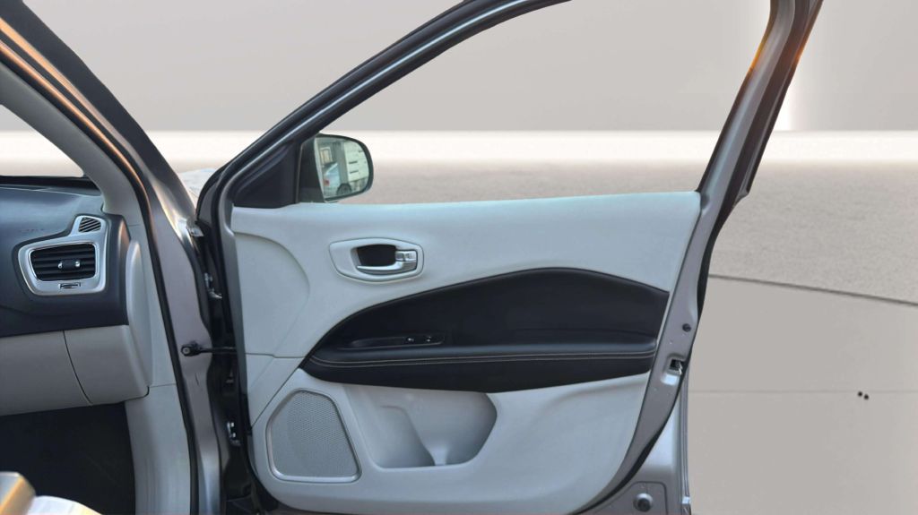 Photo 16 of this JEEP COMPASS