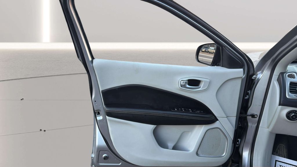 Photo 18 of this JEEP COMPASS