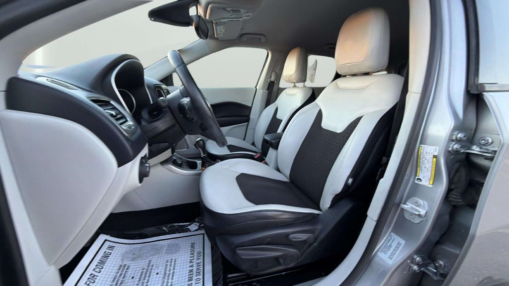 Photo 28 of this JEEP COMPASS
