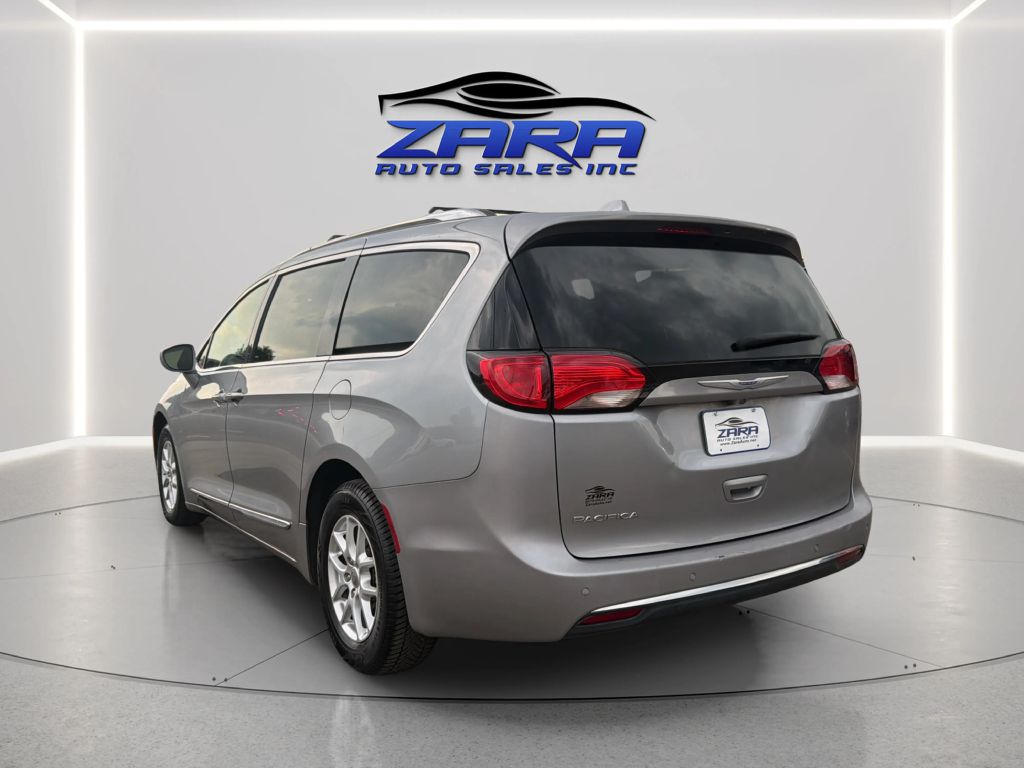 Photo 5 of this CHRYSLER PACIFICA