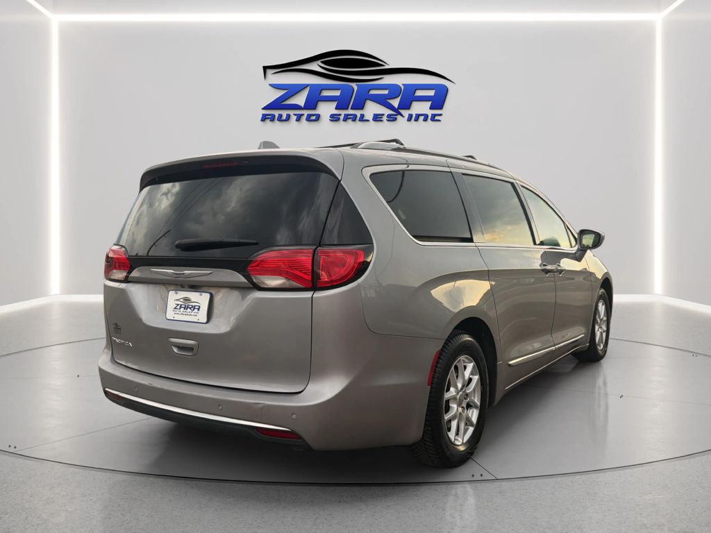 Photo 7 of this CHRYSLER PACIFICA