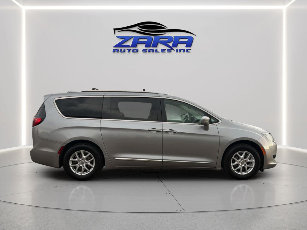 Photo 8 of this CHRYSLER PACIFICA