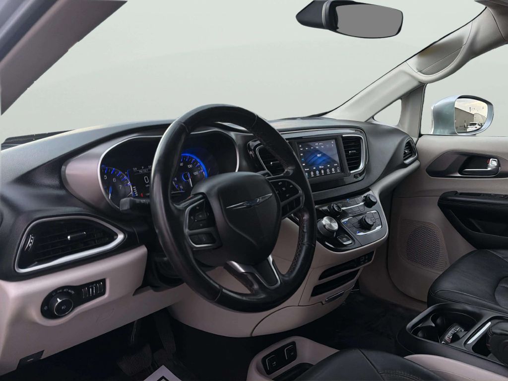 Photo 10 of this CHRYSLER PACIFICA