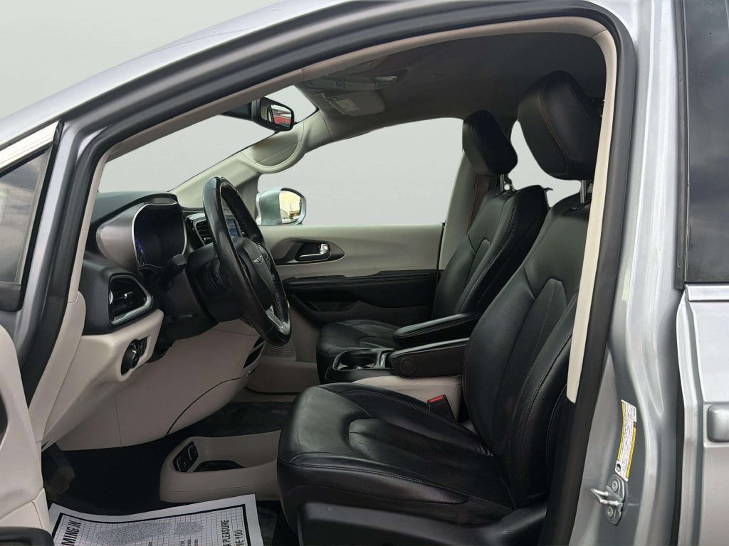 Photo 11 of this CHRYSLER PACIFICA