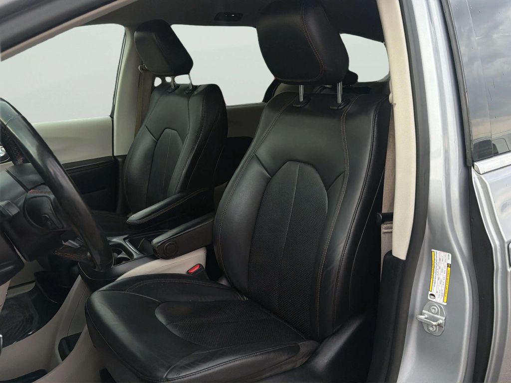 Photo 12 of this CHRYSLER PACIFICA