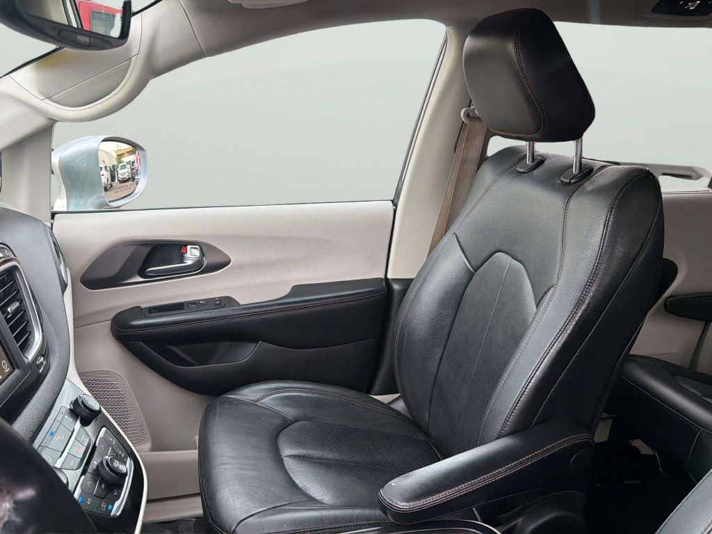 Photo 13 of this CHRYSLER PACIFICA