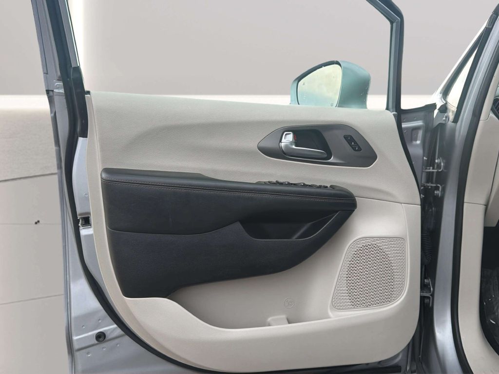 Photo 14 of this CHRYSLER PACIFICA