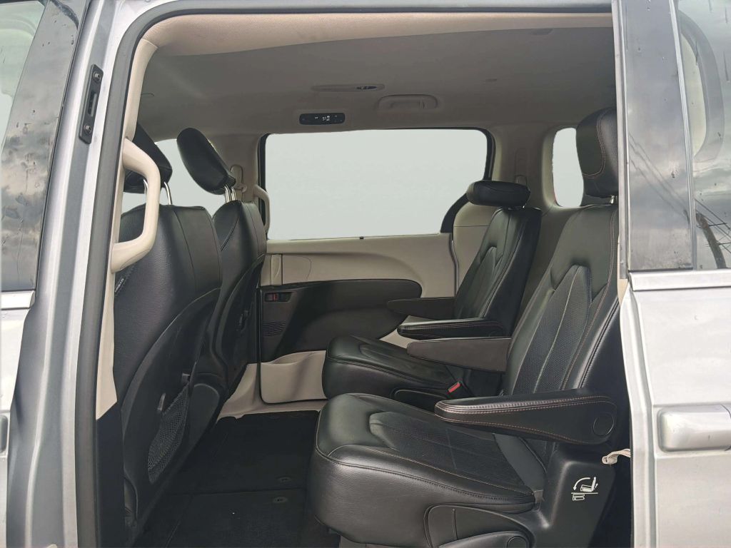 Photo 15 of this CHRYSLER PACIFICA