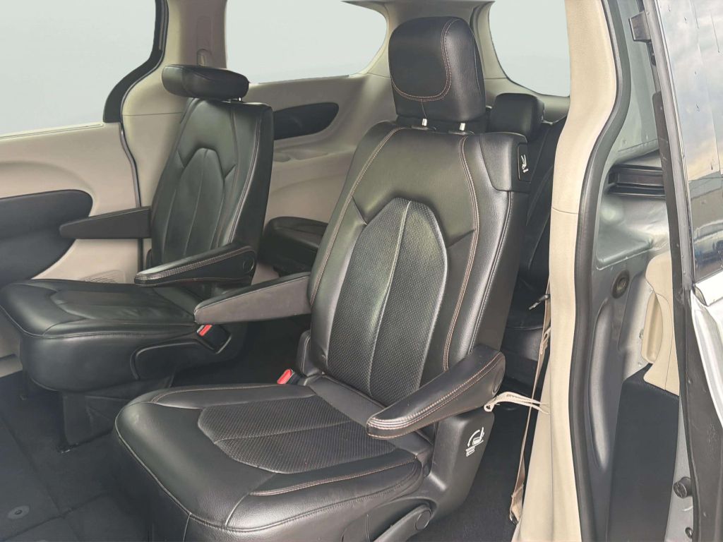 Photo 16 of this CHRYSLER PACIFICA