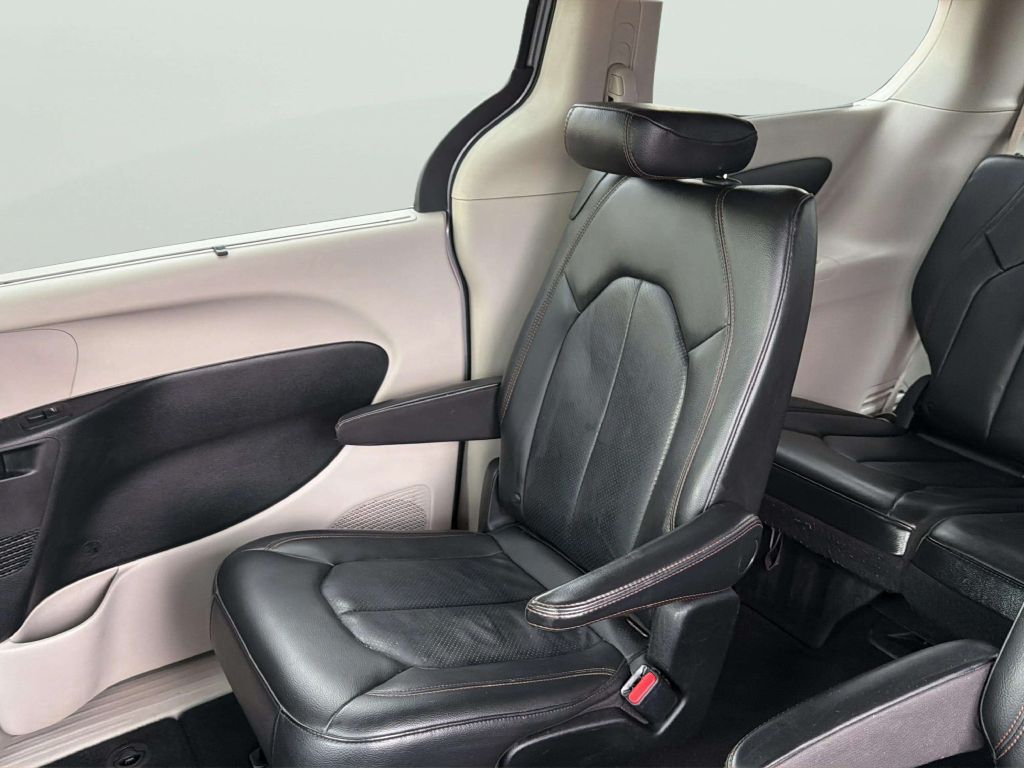 Photo 17 of this CHRYSLER PACIFICA