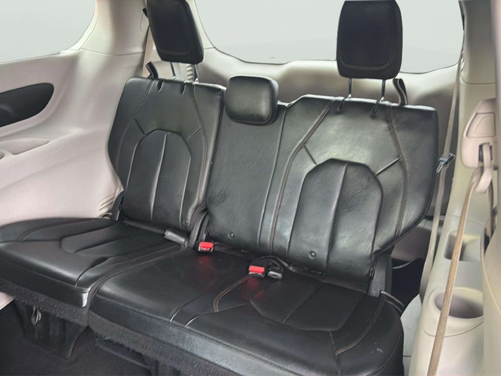 Photo 18 of this CHRYSLER PACIFICA
