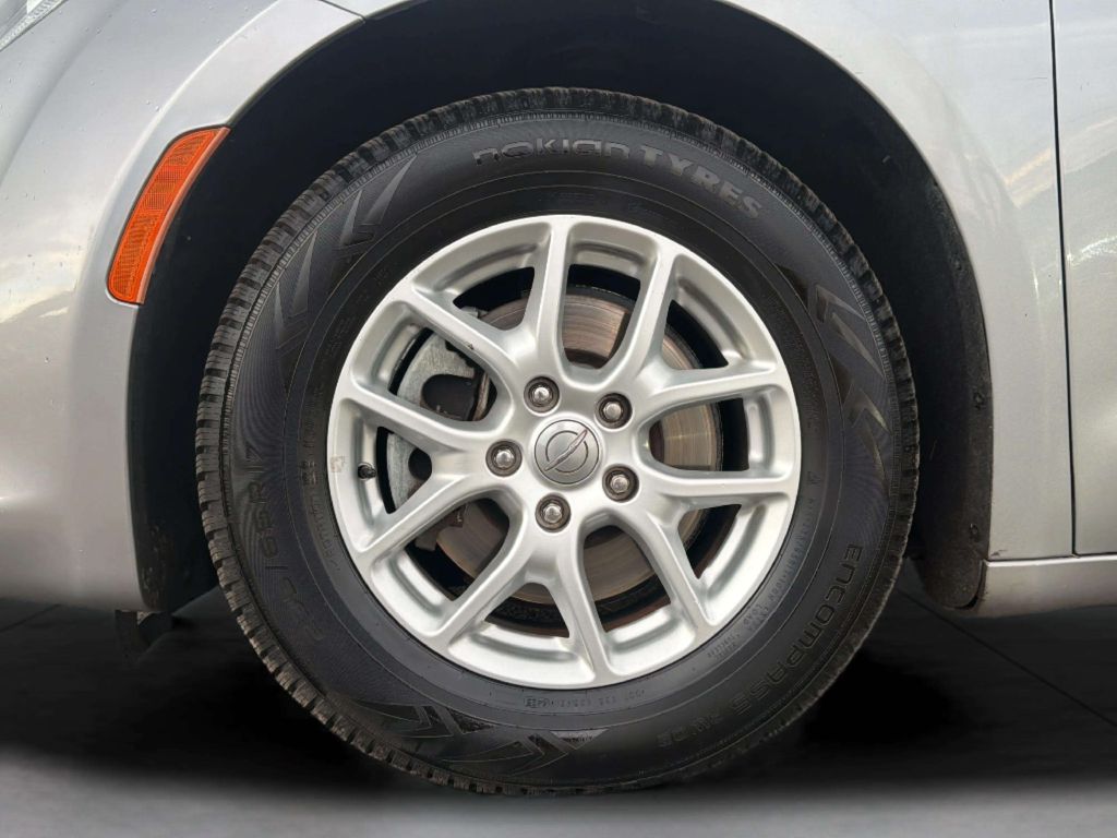 Photo 29 of this CHRYSLER PACIFICA