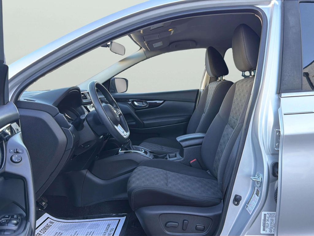 Photo 11 of this NISSAN ROGUE SPORT