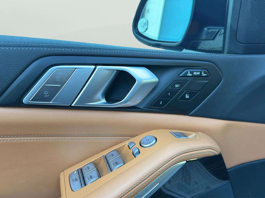 Photo 17 of this BMW X7