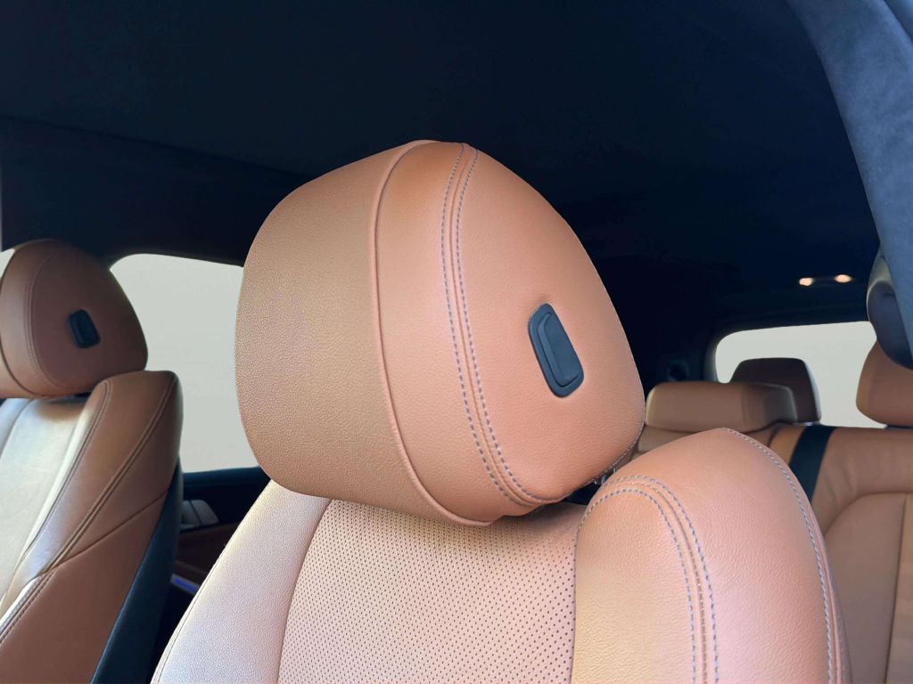 Photo 15 of this BMW X7