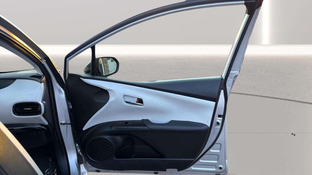 Photo 15 of this TOYOTA PRIUS