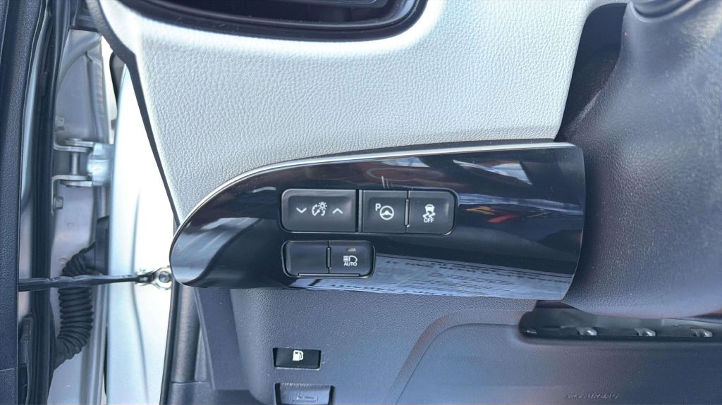 Photo 25 of this TOYOTA PRIUS