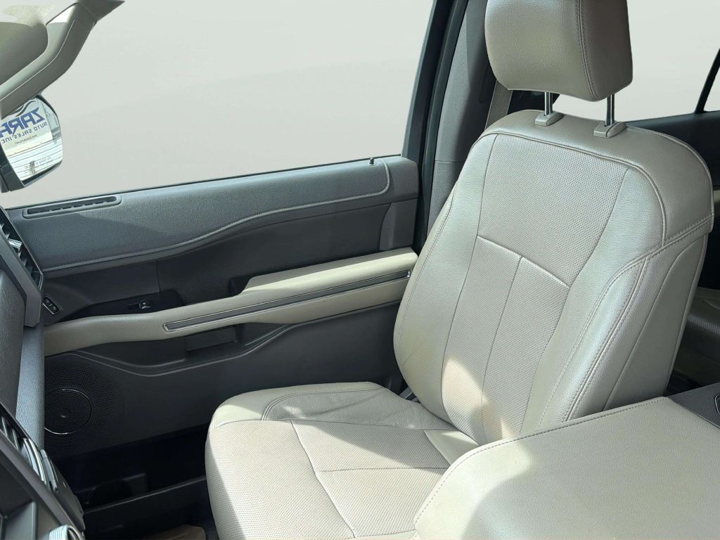 Photo 13 of this FORD EXPEDITION MAX