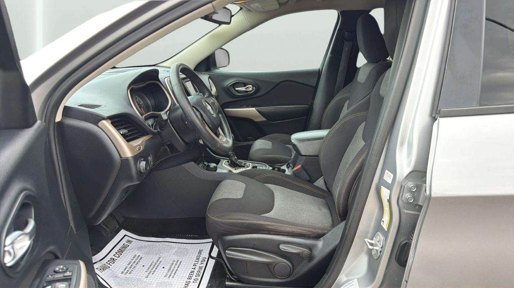 Photo 11 of this JEEP CHEROKEE