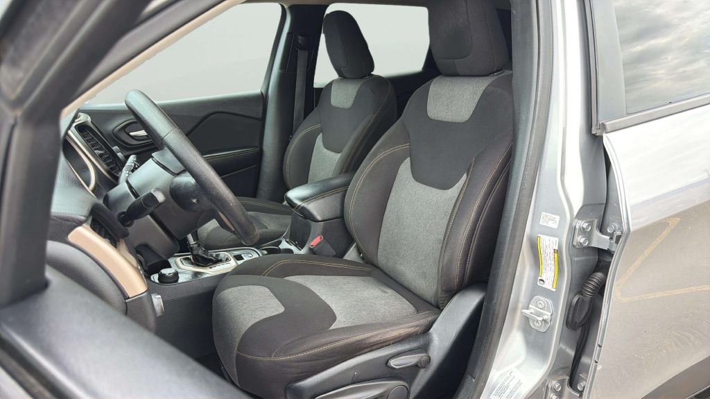 Photo 12 of this JEEP CHEROKEE