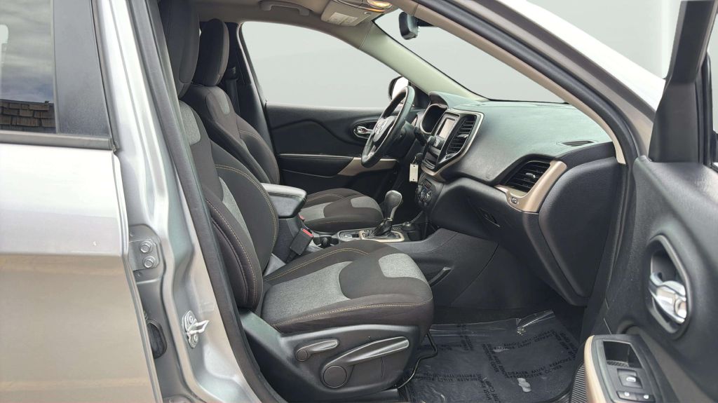 Photo 13 of this JEEP CHEROKEE