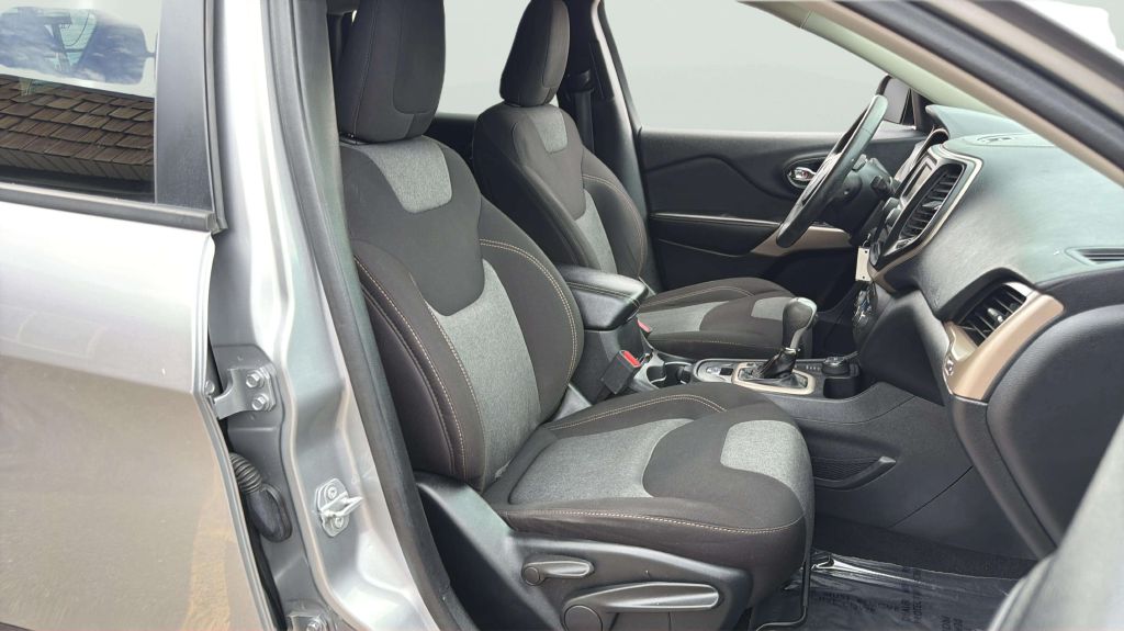 Photo 14 of this JEEP CHEROKEE