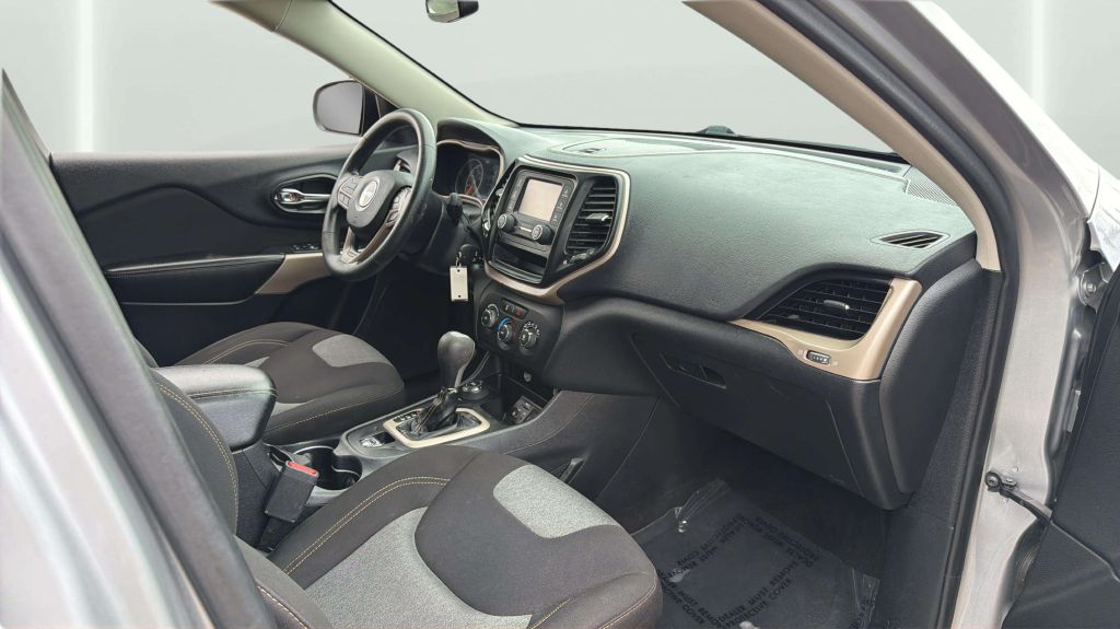 Photo 15 of this JEEP CHEROKEE