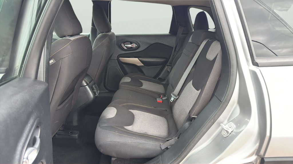 Photo 19 of this JEEP CHEROKEE